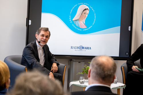 EB Grünwidl bei einer Livesendung Radio Maria