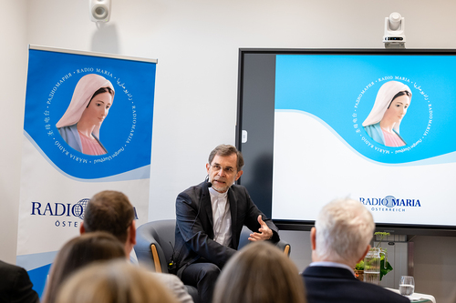 EB Grünwidl bei einer Livesendung Radio Maria