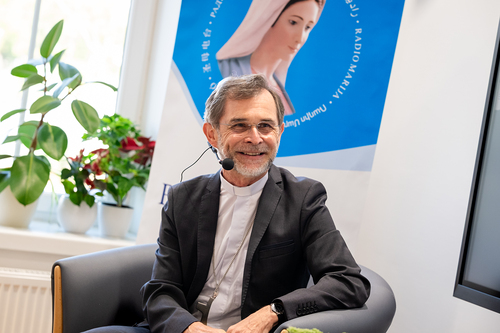 EB Grünwidl bei einer Livesendung Radio Maria