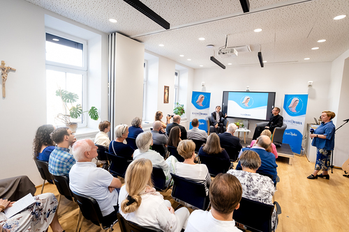 EB Grünwidl bei einer Livesendung Radio Maria